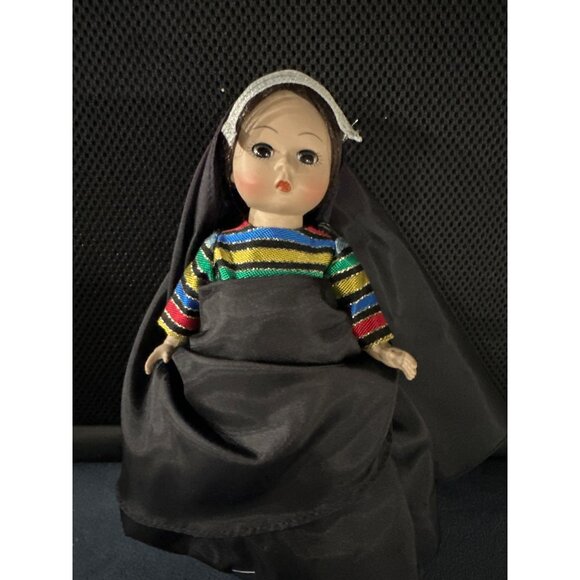 Madame Alexander "Egypt" Collectible Doll In Traditional Outfit With Braided Hai - Picture 2 of 7